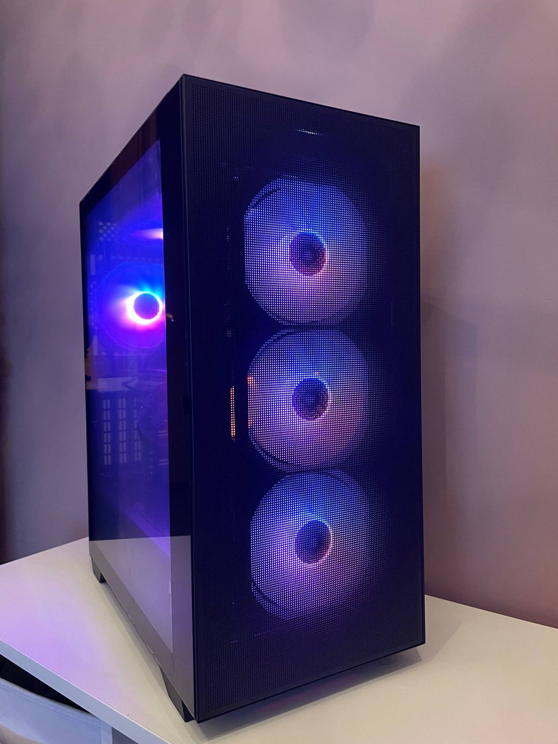 Build gaming nera con vetro laterale e ventole RGB