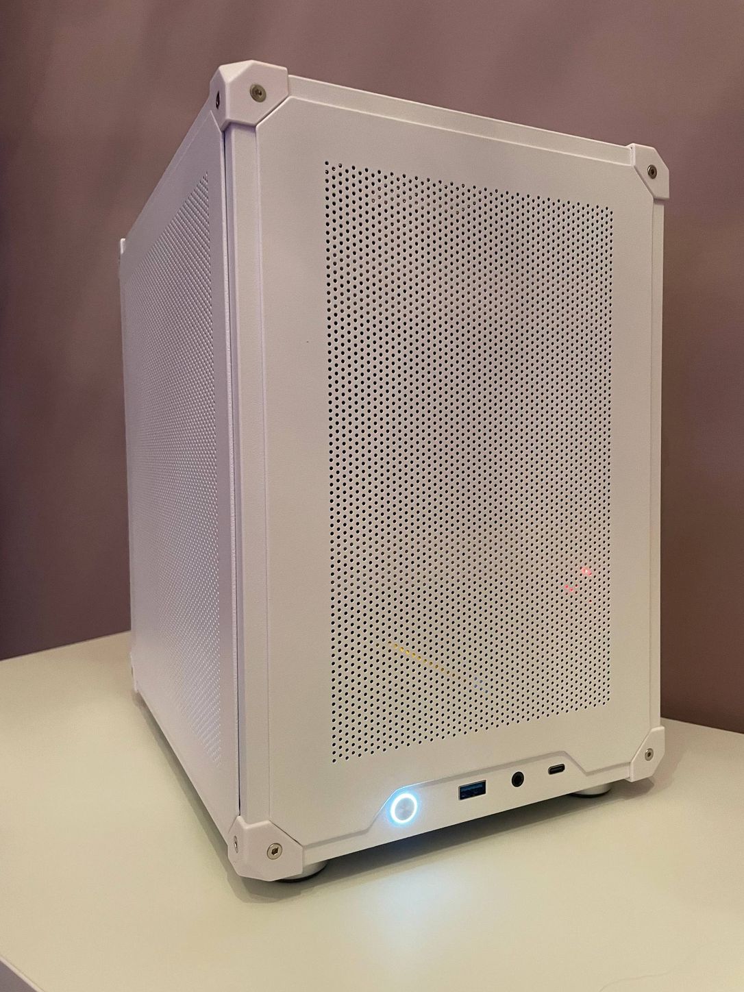 Build compatta bianca con pannelli forati